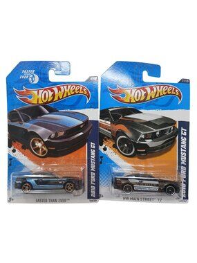 Hot Wheels 2010 Ford Mustang GT Set: Faster Than Ever & HW Main Street 12 #D-23